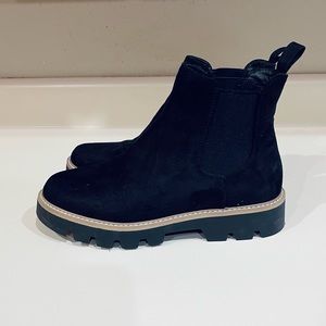 WOMEN'S CHINESE LAUNDRY PIPER CHELSEA BOOTIES -SIZE 9